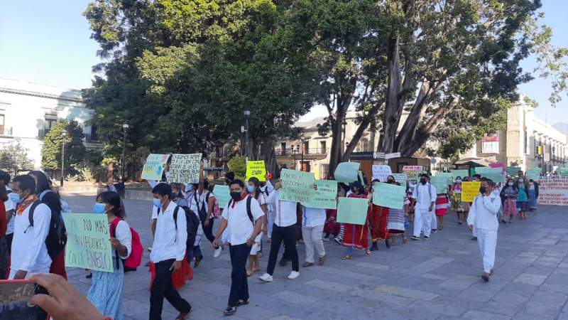 Con marcha exigen normalistas de Oaxaca reconocimiento de su director