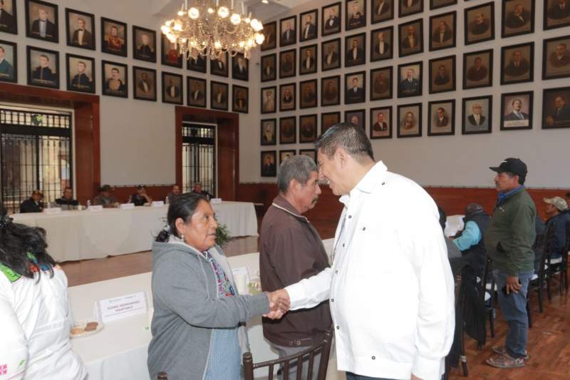 Entrega San Vicente Coatlán al Gobernador Salomón Jara su Carta de Intención para la Paz y Reconciliación de los Pueblos Hermanos
