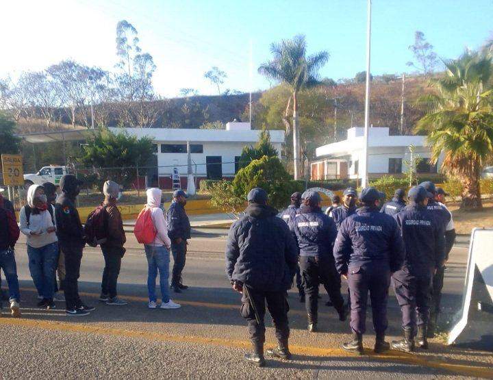 Impiden policías que normalistas tomen la caseta de Huitzo
