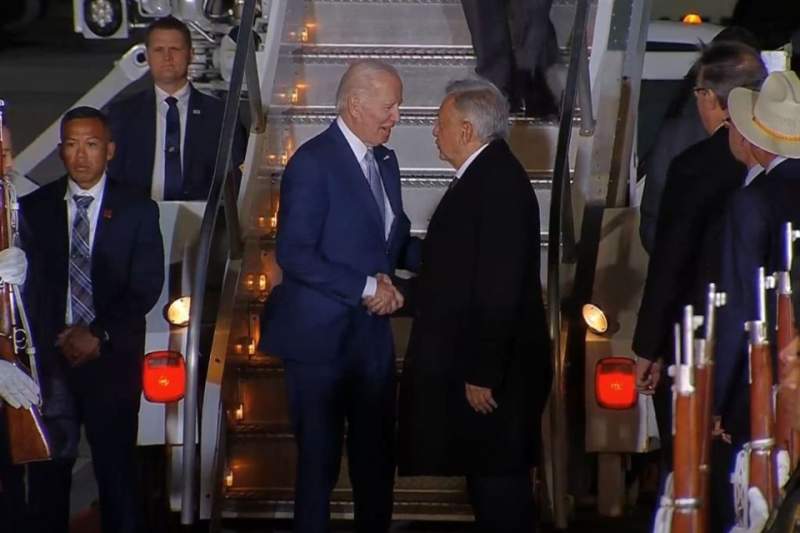 Llega Biden a México; AMLO lo recibe en el AIFA
