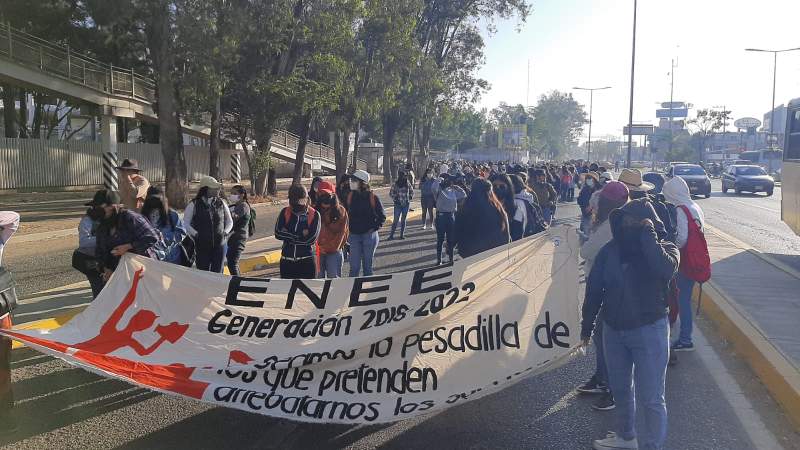 Marchan normalistas de Oaxaca y entreguen su pliego petitorio.