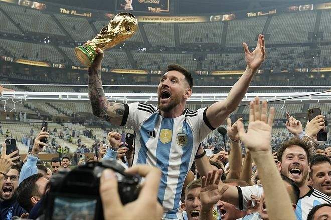 Posa Messi con copa falsa en foto más gustada de Instagram