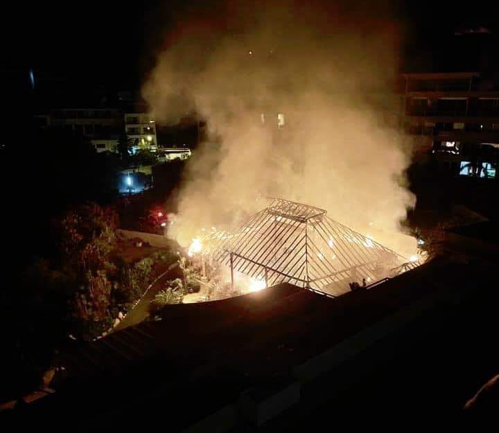 Se incendia palapa de restaurante en Huatulco; solo daños materiales