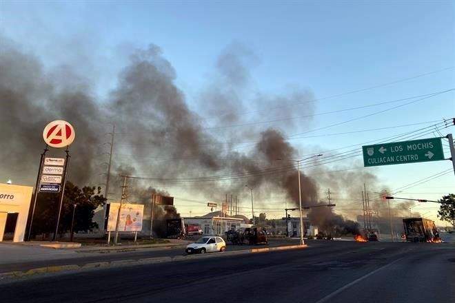 Terror en Sinaloa por balaceras y narcobloqueos