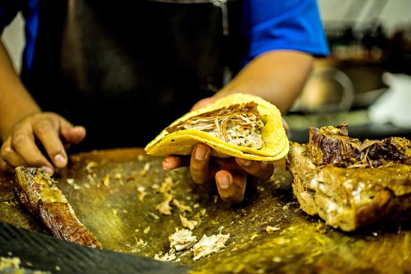 Arrasa México con selección de comida callejera. El mundo ama nuestros tacos, carnitas, esquites y hasta el queso Oaxaca, o al menos así lo revela uno de los muchos listados de TasteAtlas.