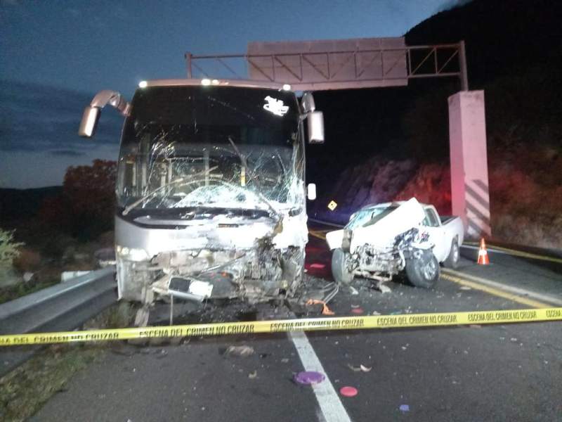 Confirman tres muertos y un herido en la autopista Oaxaca-México