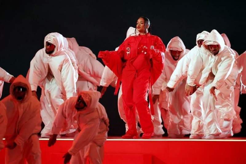 Electriza Rihanna el medio tiempo del Super Bowl LVII y  actuó  ¡embarazada!