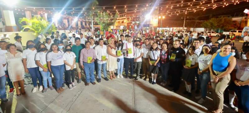 Encabeza Gobernador de Oaxaca programa Fomento a la Lectura en Santa María Huatulco