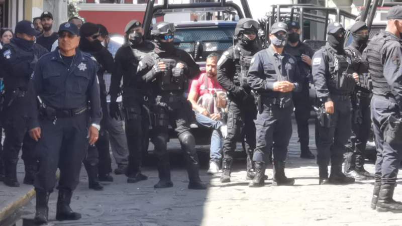 Logran policías evitar plantón de Triquis en el Zócalo