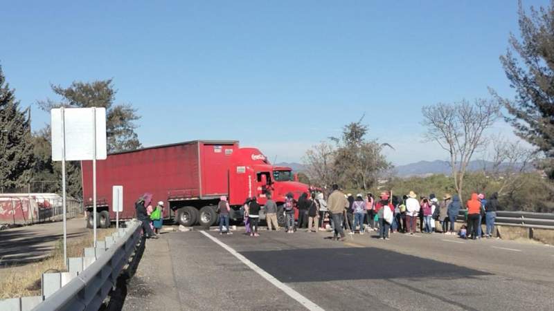 Se registran en Oaxaca dos bloqueos carreteros