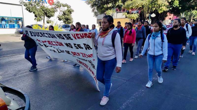 Grupo de normalistas marcha en la ciudad de Oaxaca y entrega peticiones