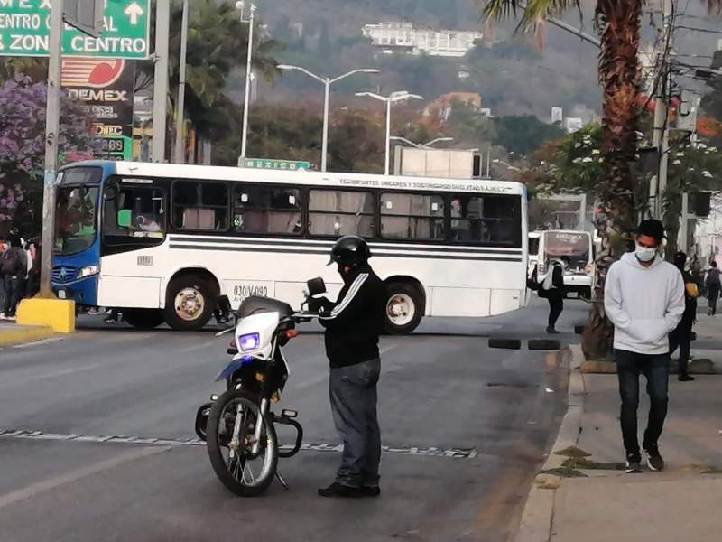 Normalistas toman camiones en la capital y prevén incrementar protestas