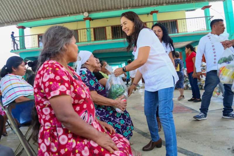Regresa Irma Bolaños a entregar dotaciones alimentarias a la población de la Sierra Juárez