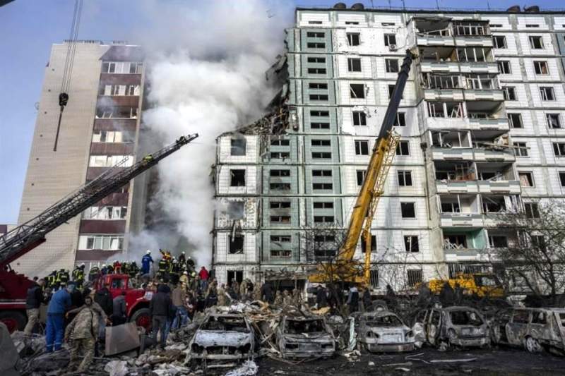 Dejan 23 muertos ataques rusos en urbes de Ucrania