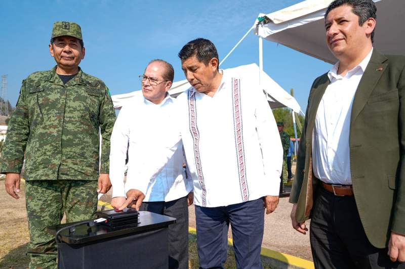 El gobernador Salomón Jara encabezó la incineración de narcóticos asegurados en el Campo Militar 44-A de Miahuatlán