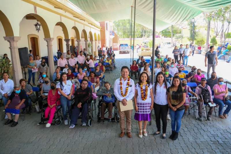 Encabeza Irma Bolaños entrega de 49 aparatos funcionales en Tlacolula de Matamoros