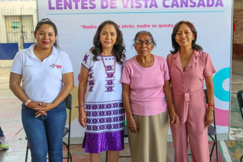 Entrega DIF Oaxaca lentes de vista cansada en municipios con alta marginación