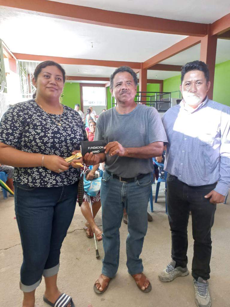 Familias de San Juan Cacahuatepec, beneficiados con lentes a través de la Fundación Nino