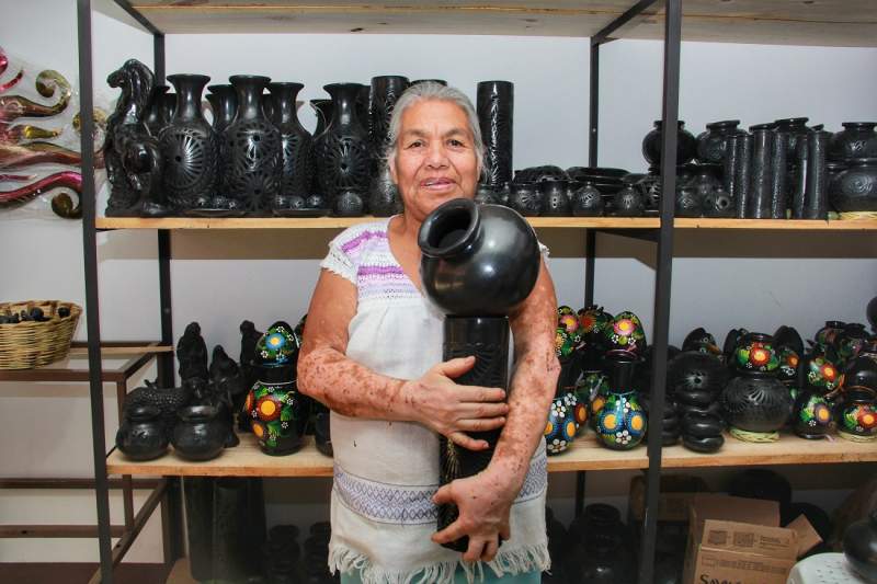 Se mantiene viva y pujante la artesanía del barro negro de Coyotepec