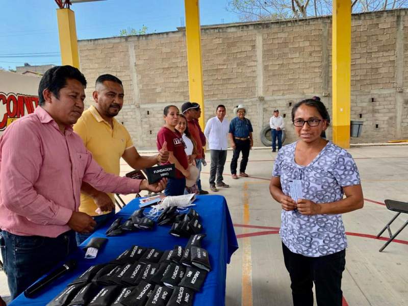 Fundación Nino entrega lentes gratis a familias de San Miguel Tlacotepec