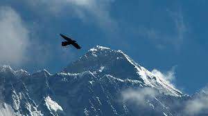 Cinco turistas mexicanos y un piloto nepalí mueren al estrellarse su helicóptero en el Everest