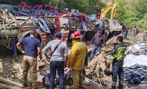 Estiman entre 26 y 27 muertos por volcadura de autobús de pasajeros en carretera Magdalena Peñasco, Oaxaca