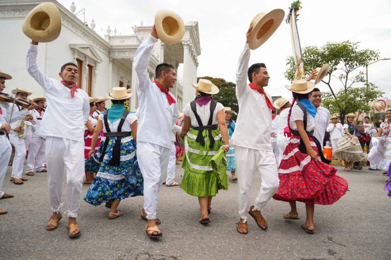 Jubiloso desfile de delegaciones anuncia la octava de la gran fiesta de Oaxaca, la Guelaguetza 2023