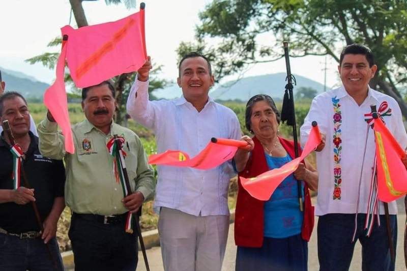 Dan Salomón Jara Cruz y Antonino Morales Toledo, banderazo de inicio del programa Caminos Bienestar*9