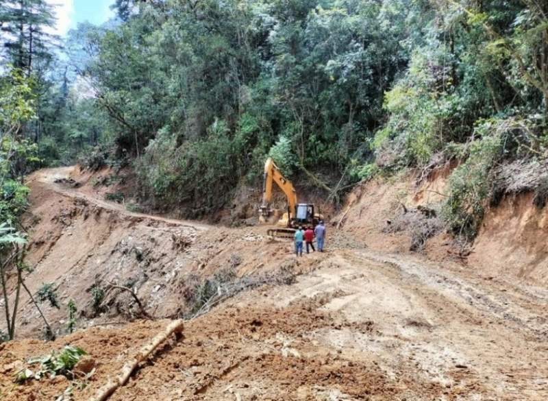 Realiza Cabien trabajos de mantenimiento en caminos afectados por lluvias en Oaxaca