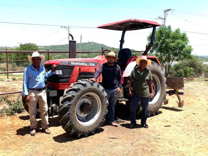 Compañía Minera Cuzcatlán entrega tractor a organización de productores agrícolas en San José del Progreso