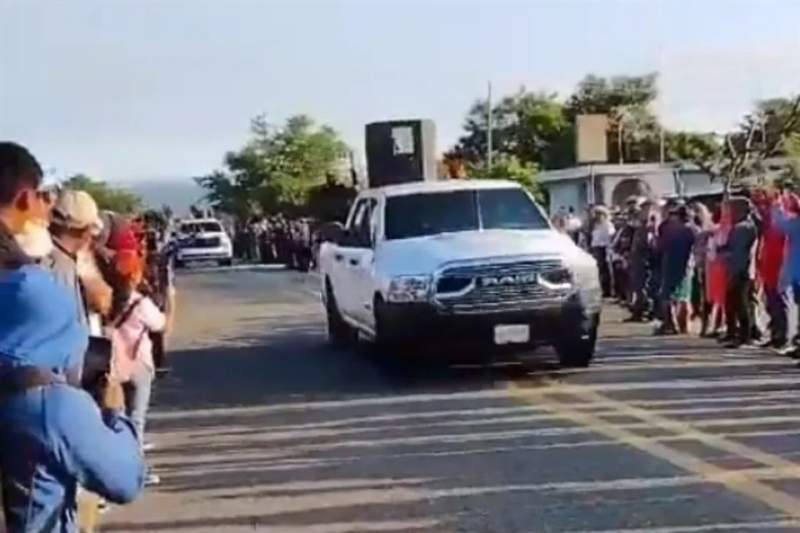 Entre aplausos, Cártel de Sinaloa desfila en Chiapas