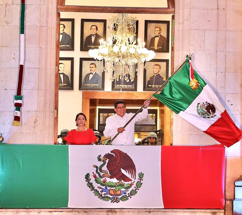 Salomón Jara da Grito de Independencia; celebra Oaxaca la Primera Transformación