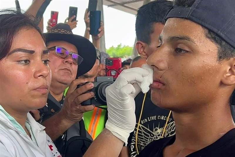 Migrantes se cosen los labios en Chiapas; urgen permisos